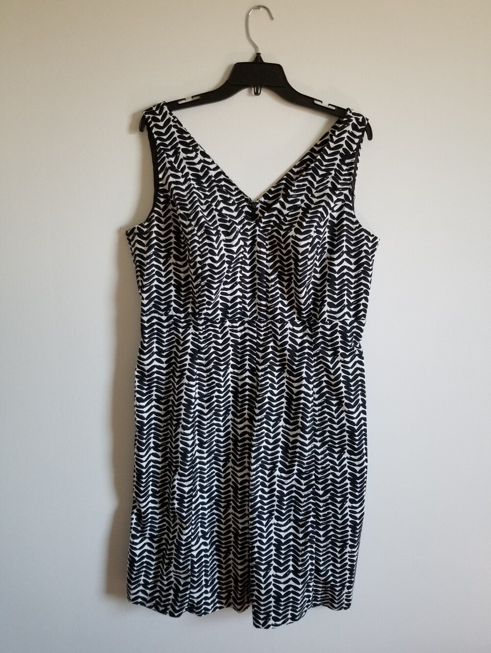 East 5th Black and White V-Neck Sleeveless Midi Dress